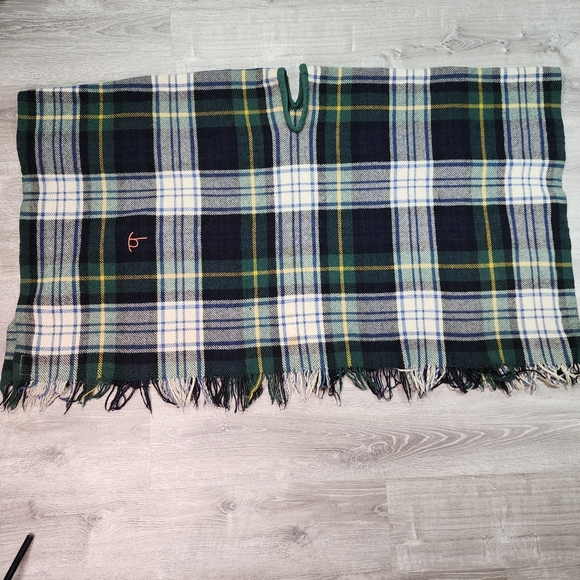 VINTAGE Virgin Wool Made In Scotland Plaid Tartan Blanket Poncho Tassels - Picture 3 of 16